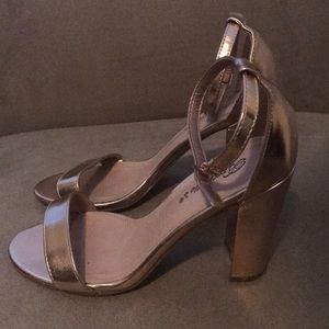 EUC Rose Gold Metallic Ankle Strap Heel  Sz 8.